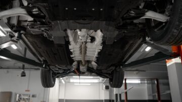 En billift med en bil utan hasplåt