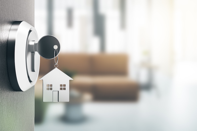 Öppnad dörr med nycke i låset